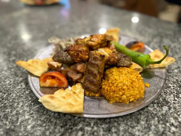 KARIŞIK KEBAP 1 PORSİYON (ADANA,TAVUKŞİŞ,KUZUŞİŞ,KANAT,KÖFTE)